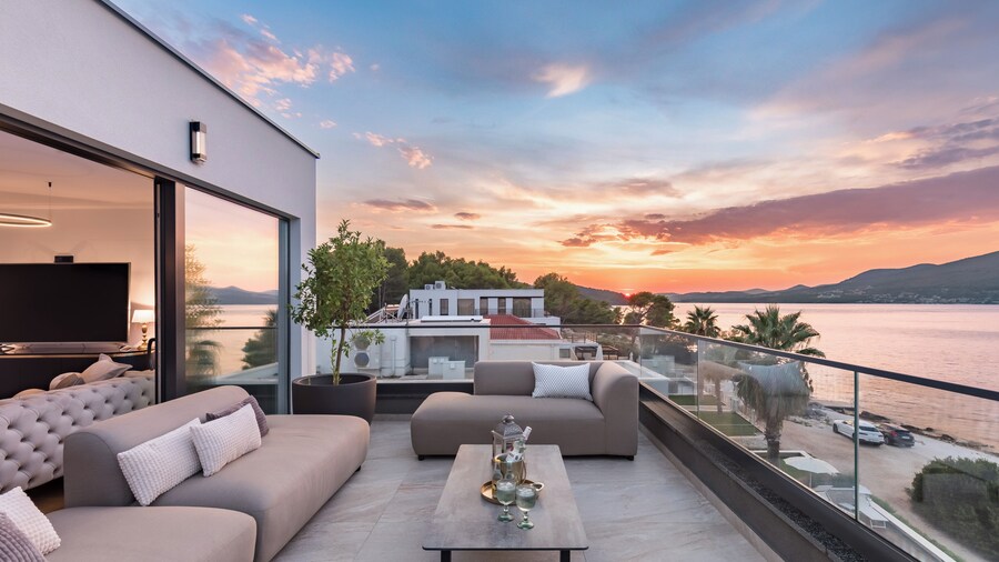 Villa Palace Al Nera Luxurius at sea With 2 Swimming Pools Saunas