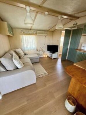 Fernseher, Bücher, Stereoanlage