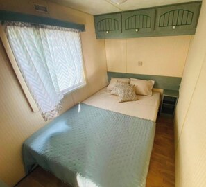 2 bedrooms, iron/ironing board, travel cot, free WiFi