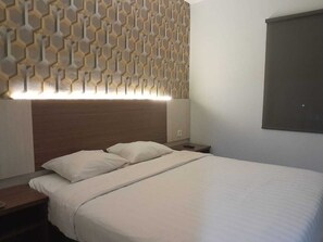 Standard Studio | Desk, bed sheets - Smart Inn at Aeropolis Residence (Tangerang)