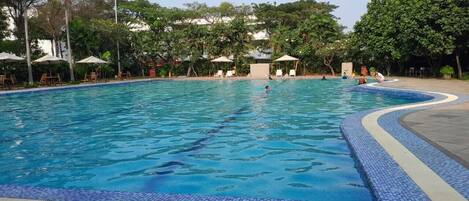 Una piscina al aire libre