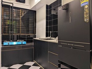 Fridge, microwave, stovetop, cookware/dishes/utensils - Minimalist Apt at DAC Intl Airport Msg to Avail Special Offer for Flight Catcher (Dhaka)