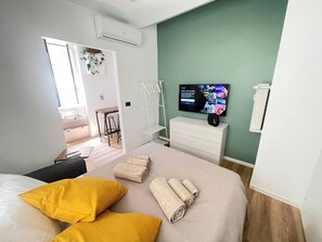 1 dormitori, planxa i posts de planxar, Internet i roba de llit