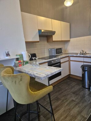 Kühlschrank, Mikrowelle, Ofen, Herdplatte