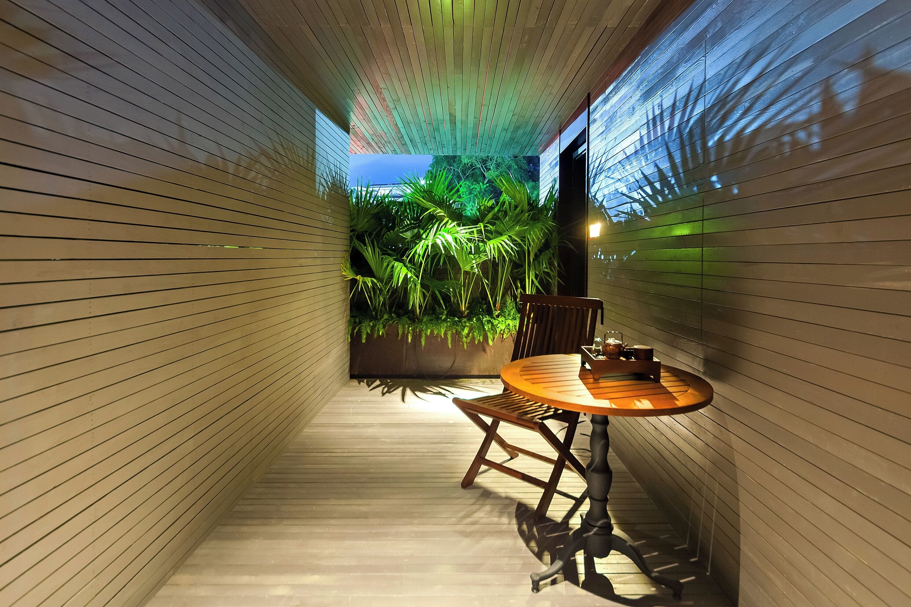 Quarto casal com design assinado, 1 cama Queen, banheira de imersão | Vista para o pátio