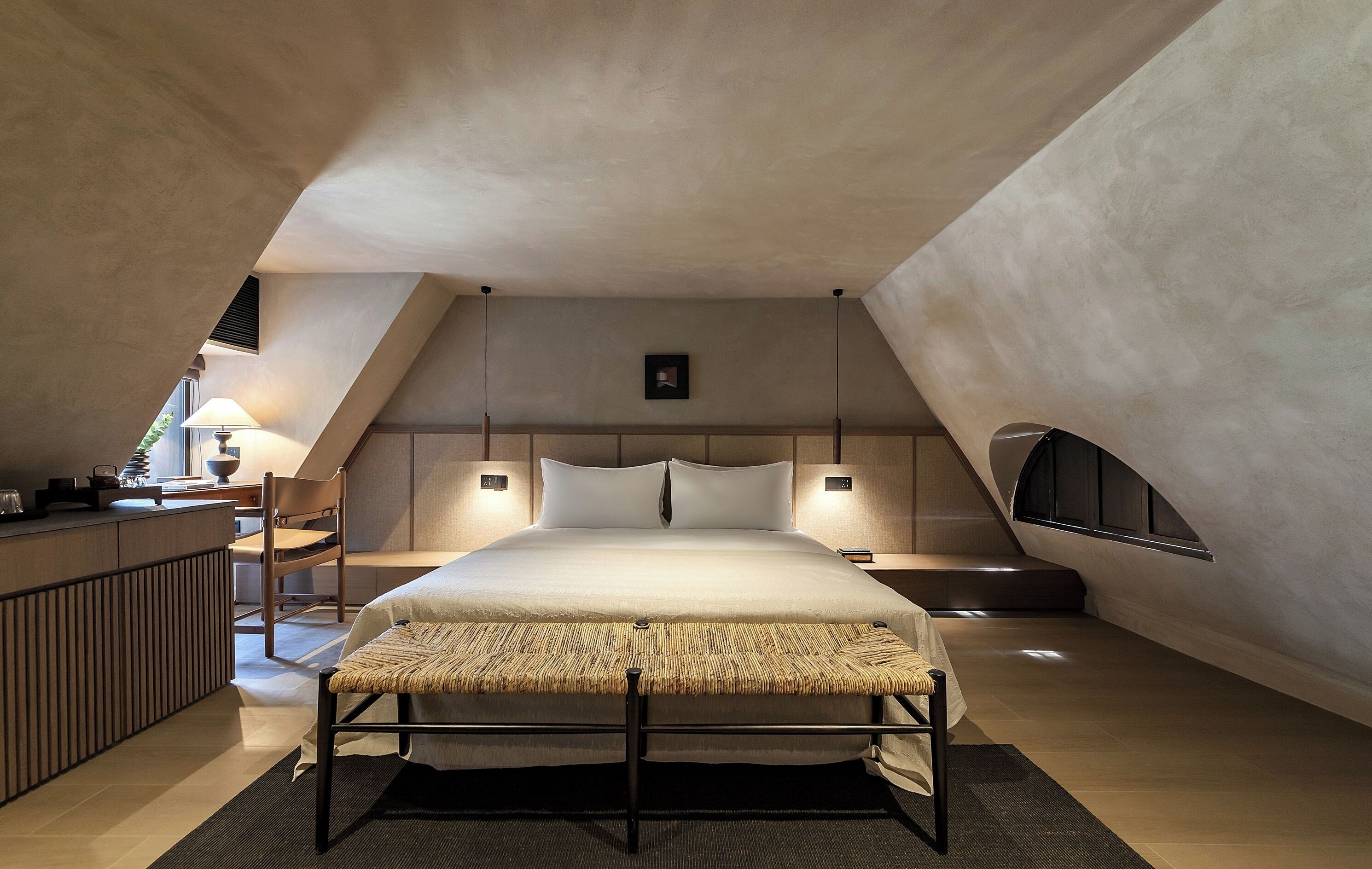 特色雙人房, 1 張加大雙人床, 熱水浴缸 | 免費迷你吧、筆電工作空間、免費無線上網、床單