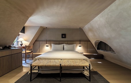 Minibar con artículos gratuitos y espacio para trabajar con laptop