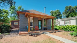 Une maison en pierre à deux étages, dotée d’un porche couvert, d’un petit jardin devant et du numéro « 626 » bien visible sur la façade.