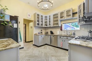 House, Patio | Private kitchen - Arkansas Avenue (Florence)