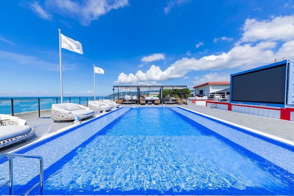 Piscine extérieure (ouverte en saison)