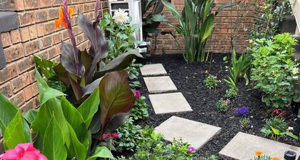 Guest Suite with Private Entrance- 6 Minutes to Airport!