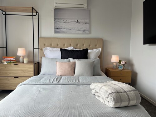 Guest Suite with Private Entrance- 6 Minutes to Airport!