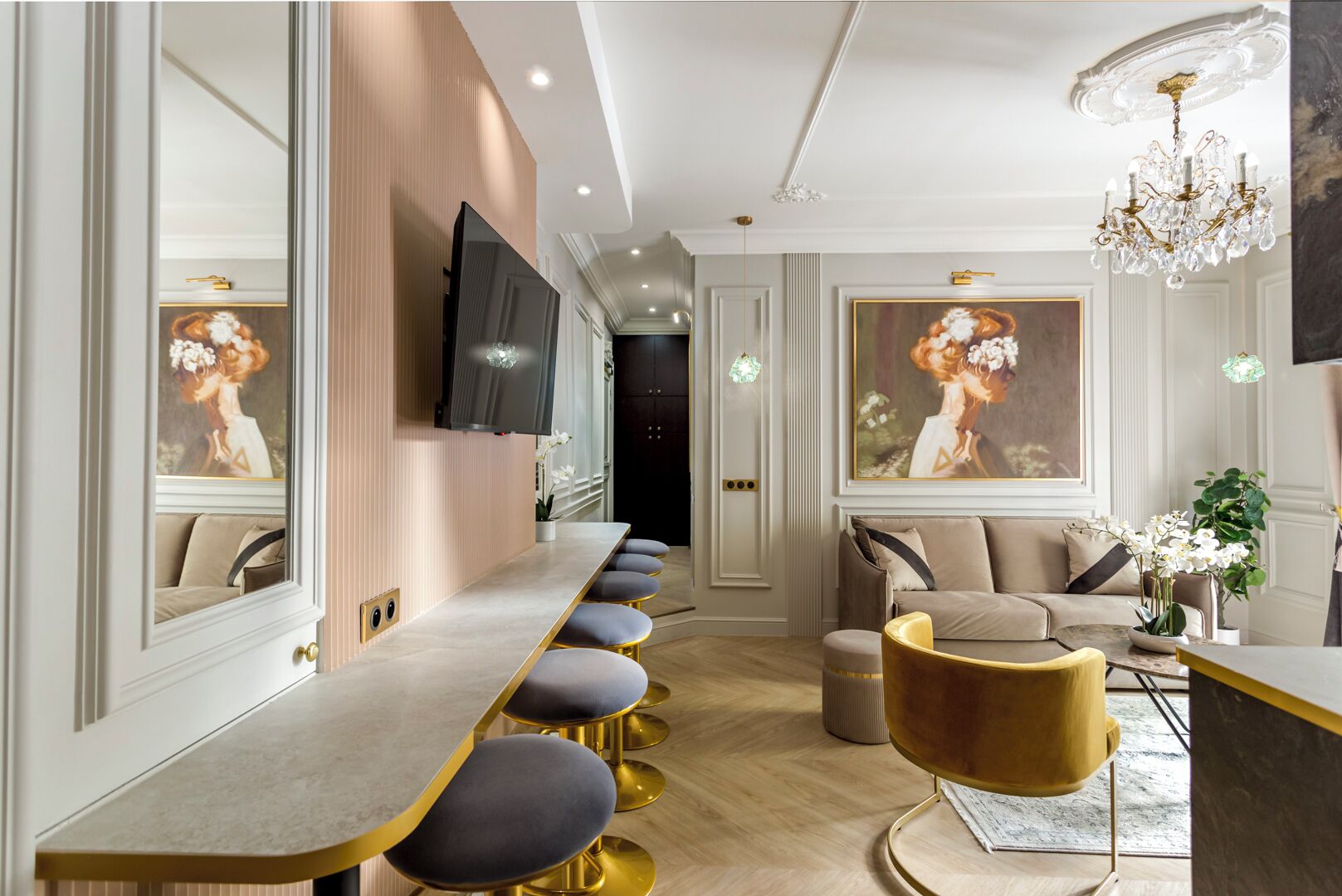 Ein modernes Wohnzimmer mit einer langen Bar, gemütlicher Sitzgelegenheiten und Kunstwerken an den Wänden.