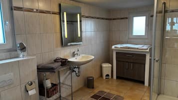 淋浴设施、吹风机、毛巾、肥皂