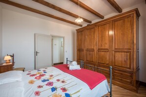 2 chambres, fer et planche à repasser, Wi-Fi, draps fournis