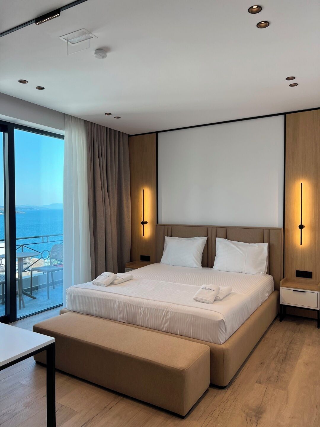 Quarto casal superior, vista parcial para o mar | Roupas de cama antialérgicas, escrivaninha, Wi-Fi de cortesia