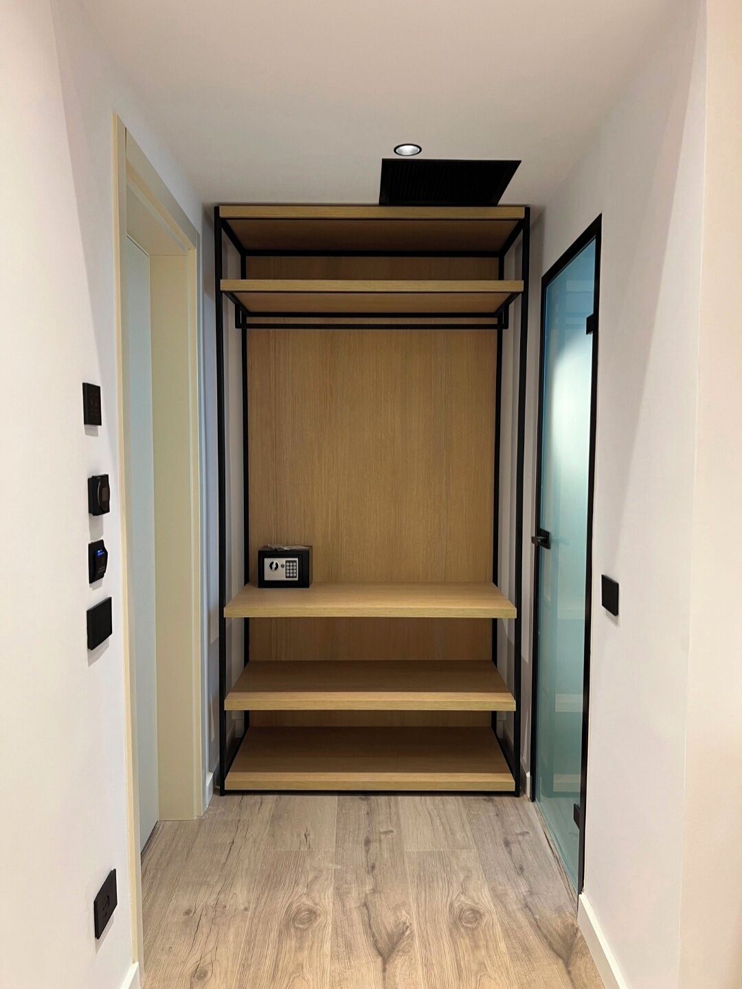 Superior-Doppelzimmer, eingeschränkter Meerblick | Schrank