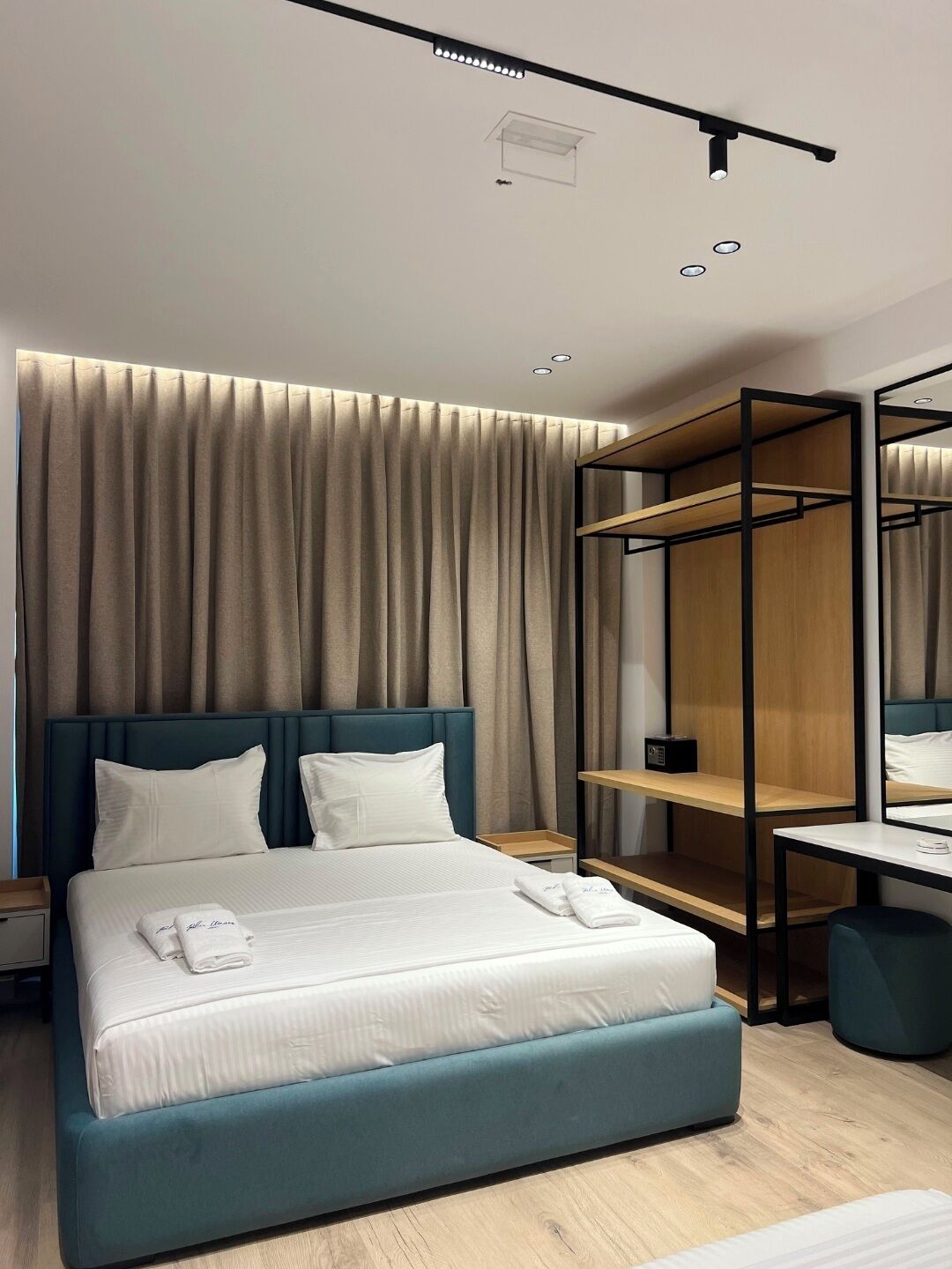 Quarto triplo superior | Roupas de cama antialérgicas, escrivaninha, Wi-Fi de cortesia