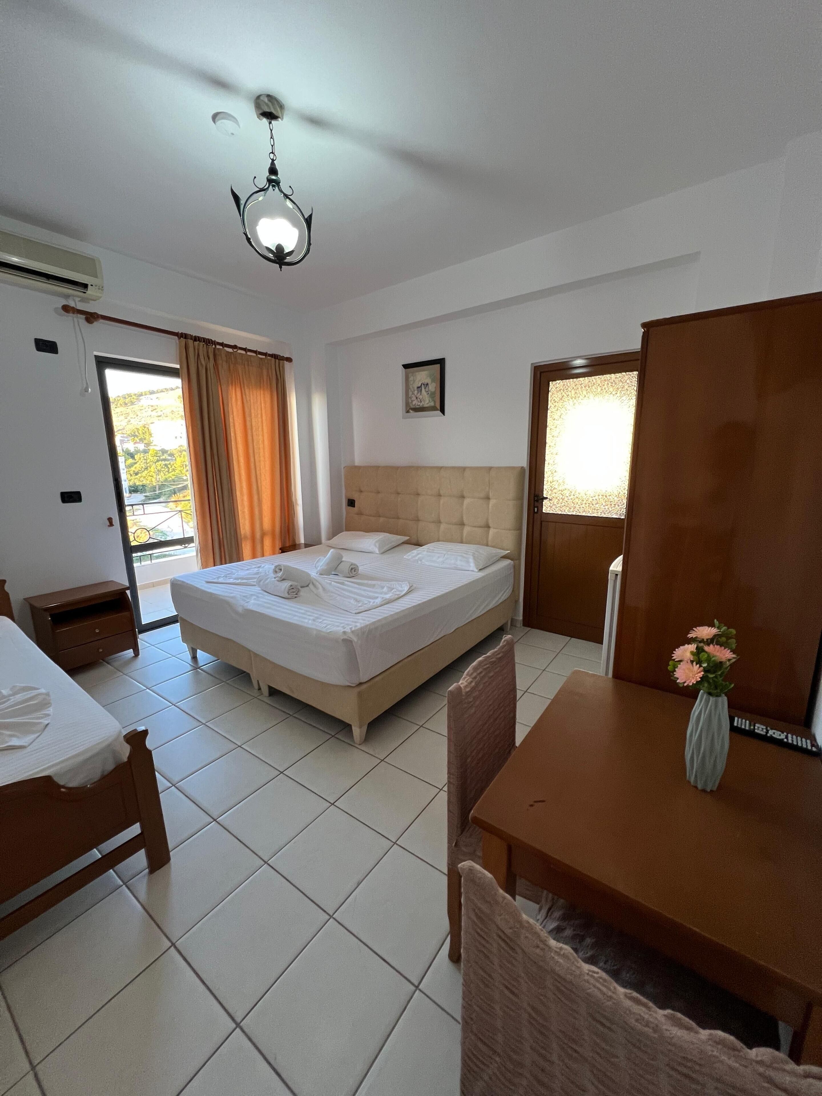 Quarto triplo, vista parcial para o mar | Roupas de cama antialérgicas, escrivaninha, Wi-Fi de cortesia