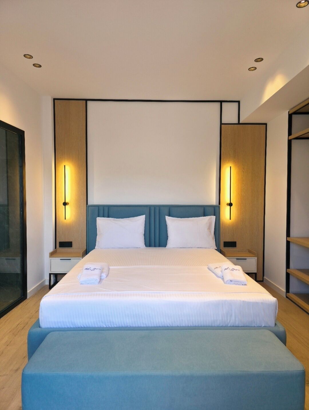 Quarto casal luxo, vista parcial para o mar | Roupas de cama antialérgicas, escrivaninha, Wi-Fi de cortesia