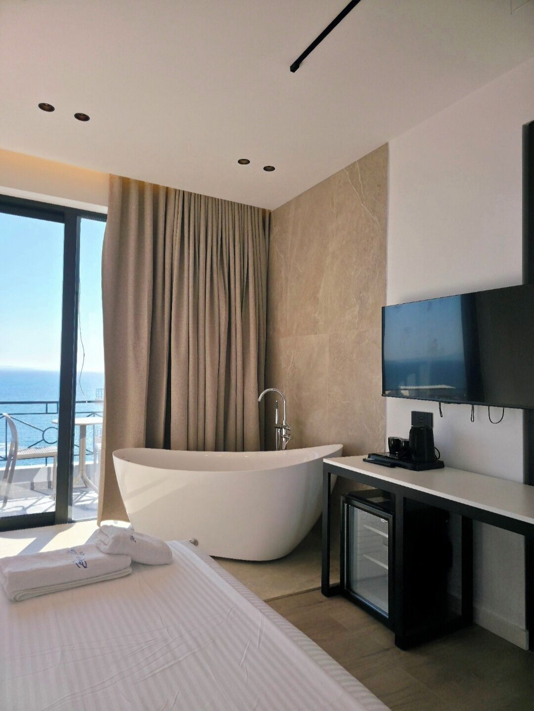 Deluxe Suite, Hot Tub | Hypo-allergenic bedding available, WiFi (free), bed sheets
