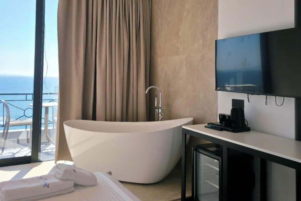 Deluxe Suite, Hot Tub | Hypo-allergenic bedding available, WiFi (free), bed sheets