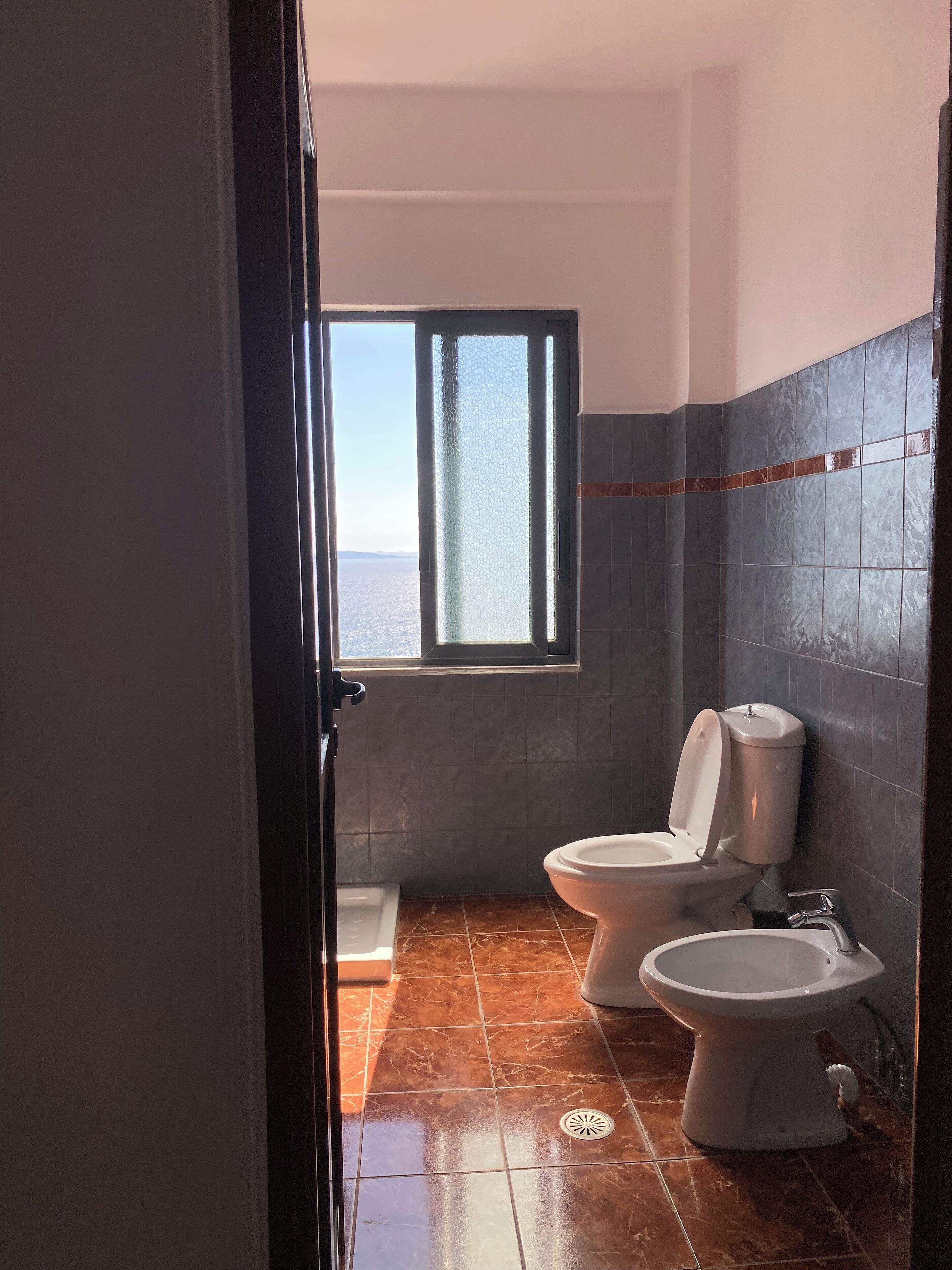 Habitación triple, vista al mar | Baño | Regadera, amenidades de baño gratuitas, secadora de cabello, bidet 