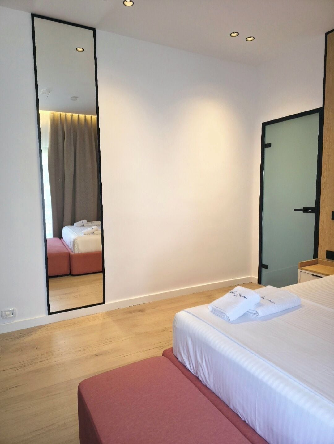 Quarto casal clássico | Roupas de cama antialérgicas, escrivaninha, Wi-Fi de cortesia