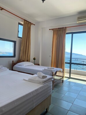 Habitación triple, vistas al mar | Ropa de cama hipoalergénica, wifi gratis, ropa de cama