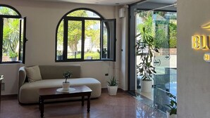 Reception hall - Blue Waves Hotel & Suites (Sarandë)