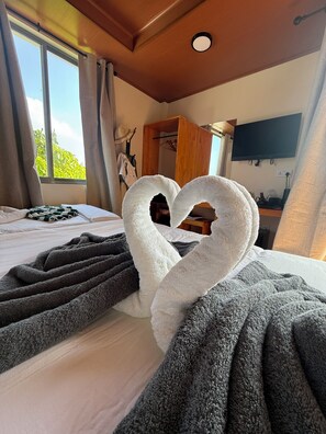 Escritorio, espacio para trabajar con laptop y cortinas blackout 