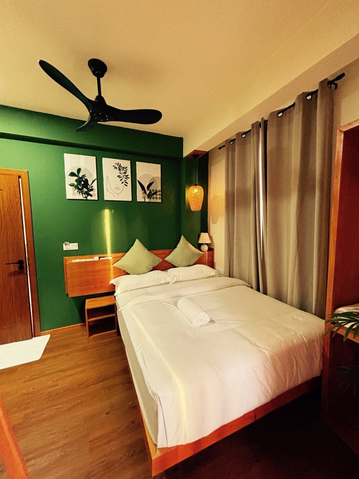 Habitació clàssica, balcó | Escriptori, espai de treball apte per a portàtils i cortines opaques 