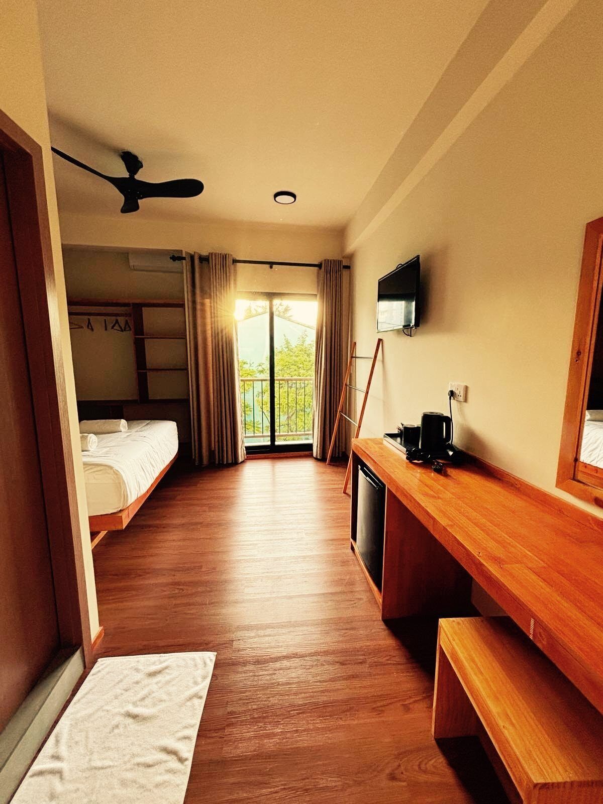 Deluxe Double Room, Balcony, City View | Living area