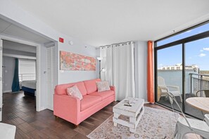 TV - Ocean View Corner King Suite Sleeps 4 (Myrtle Beach)