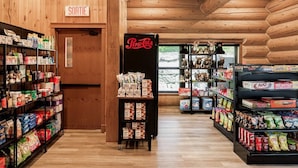 Een winkel met schappen vol snacks en een koelkast voor Pepsi.