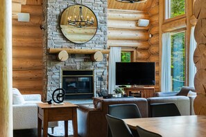 TV, fireplace - Fiddler Lake Resort - Moose 89 (Mille-Isles)