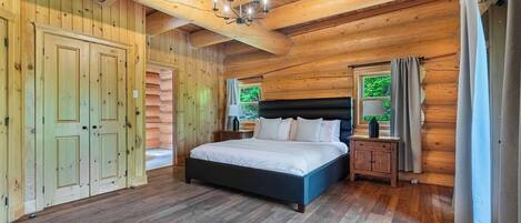 6 bedrooms, desk, travel crib, WiFi