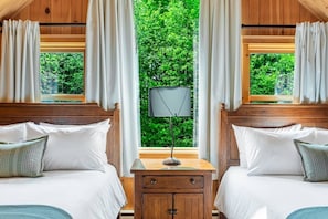 Desk, travel cot, WiFi