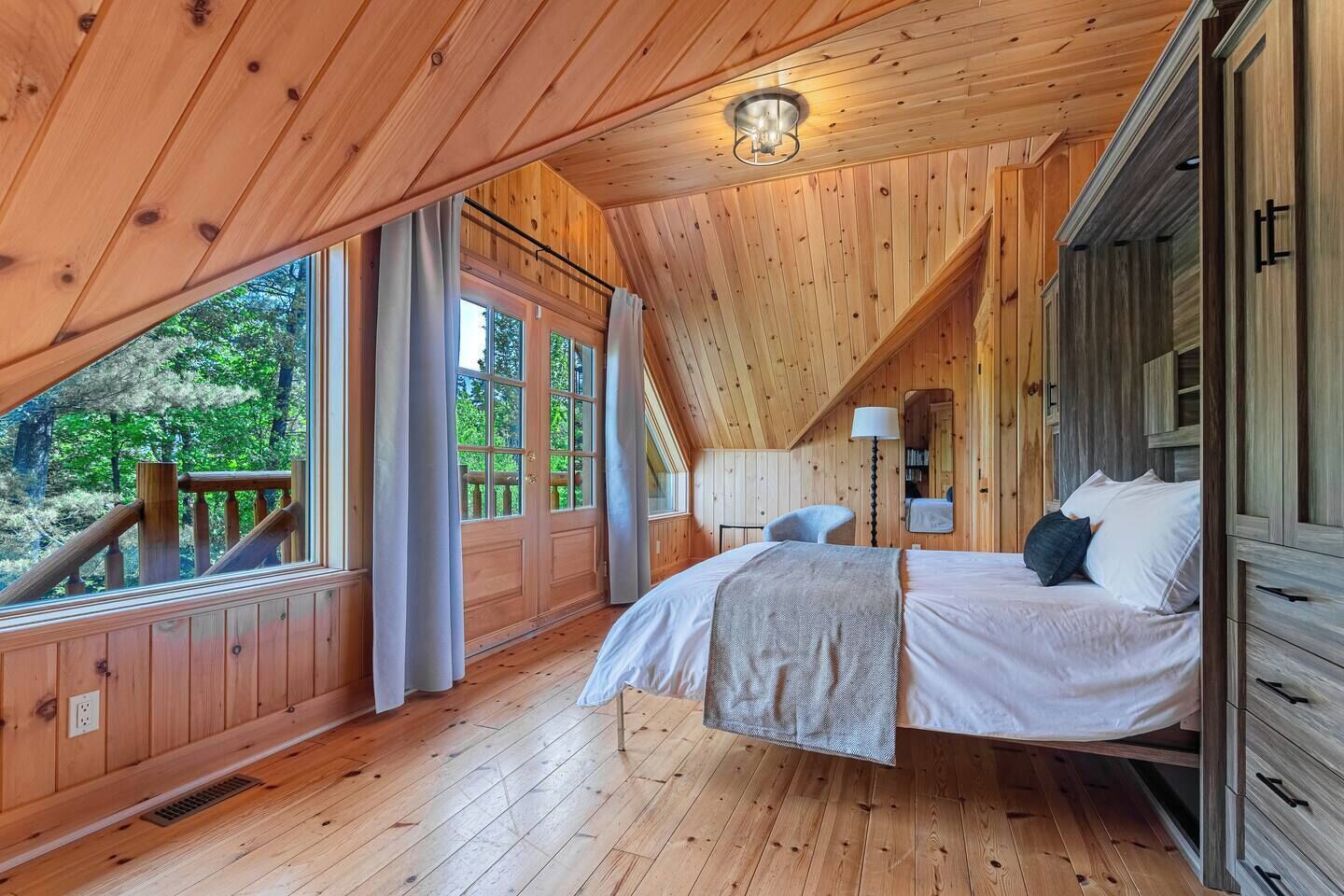 6 bedrooms, desk, travel cot, WiFi