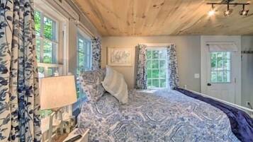 1 dormitorio, tabla de planchar con plancha, ropa de cama