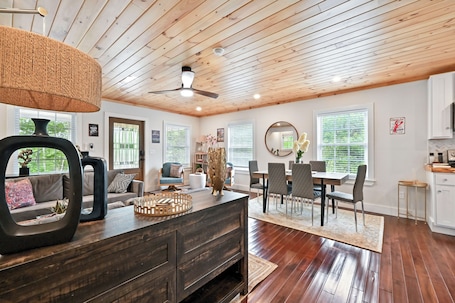 Interior. 3 Bedroom Happy Cottage 15