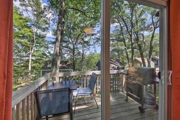 Outdoor dining - Happy Cottage Near Everything 11 (Edgecomb)