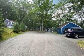 Property grounds - Happy Cottage Near Everything 11 (Edgecomb)