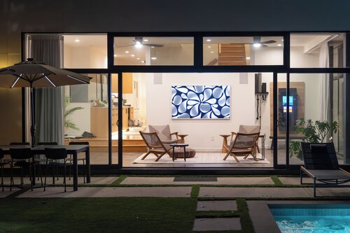 Private wellness home with pool, sauna, & cold plunge - in the center of Venice.