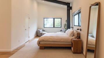 3 bedrooms, desk, iron/ironing board, free WiFi