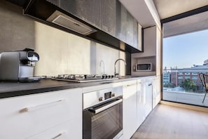 Kühlschrank, Mikrowelle, Ofen, Herdplatte
