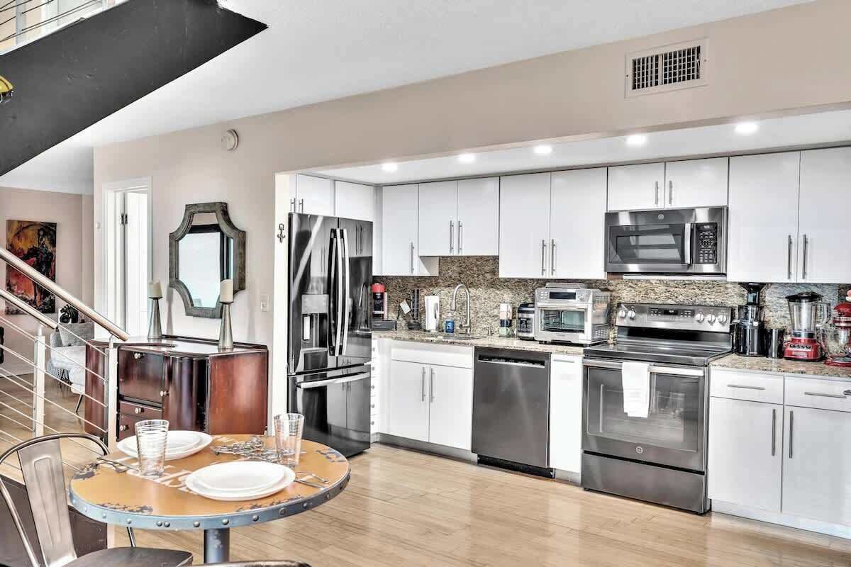 Réfrigérateur, micro-ondes, four, plaque de cuisson