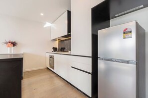 Refrigerador, microondas, horno, placa de cocina