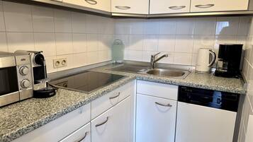 Kühlschrank, Mikrowelle, Herdplatte, Geschirrspüler