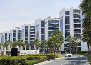 Front of property – evening/night - Bloomfields 1Br Golfside Getaway DAMAC H (Dubai)